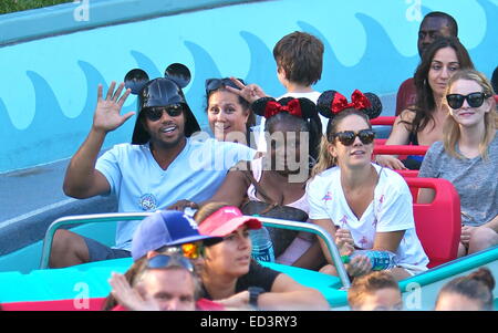 Frega star Donald Faison festeggia il suo quarantesimo compleanno a Disneyland con sua moglie CaCee Cobb e membri della famiglia. Donald può essere visto indossare una novità Darth Vader casco con Mickey Mouse orecchie dotato: Donald Faison,CaCee Cobb dove: Anaheim, Californi Foto Stock