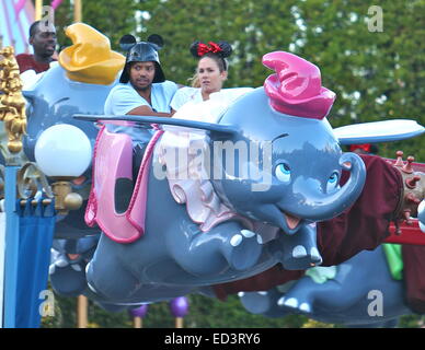 Frega star Donald Faison festeggia il suo quarantesimo compleanno a Disneyland con sua moglie CaCee Cobb e membri della famiglia. Donald può essere visto indossare una novità Darth Vader casco con Mickey Mouse orecchie dotato: Donald Faison,CaCee Cobb dove: Anaheim, Californi Foto Stock