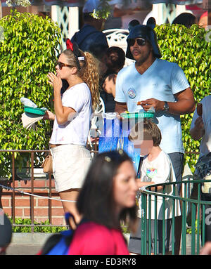 Frega star Donald Faison festeggia il suo quarantesimo compleanno a Disneyland con sua moglie CaCee Cobb e membri della famiglia. Donald può essere visto indossare una novità Darth Vader casco con Mickey Mouse orecchie dotato: Donald Faison,CaCee Cobb dove: Anaheim, Californi Foto Stock