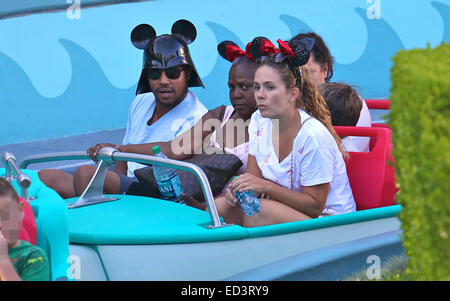 Frega star Donald Faison festeggia il suo quarantesimo compleanno a Disneyland con sua moglie CaCee Cobb e membri della famiglia. Donald può essere visto indossare una novità Darth Vader casco con Mickey Mouse orecchie dotato: Donald Faison,CaCee Cobb dove: Anaheim, Californi Foto Stock