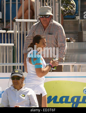 Marion BARTOLI con un commento irriverente chiede una ventola se lei può avere un uno dei suoi lattine di sidro per il suo compagno di tennis, ex giocatore e Sky pundit Barry Cowan, durante la loro raddoppia la corrispondenza alla speranza di Liverpool University Torneo Internazionale di Tennis. Mentre Cowan supped Foto Stock