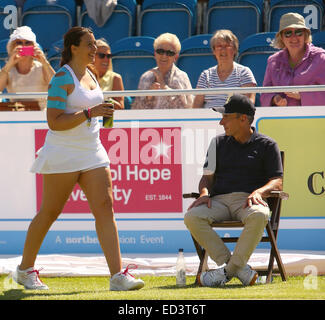 Marion BARTOLI con un commento irriverente chiede una ventola se lei può avere un uno dei suoi lattine di sidro per il suo compagno di tennis, ex giocatore e Sky pundit Barry Cowan, durante la loro raddoppia la corrispondenza alla speranza di Liverpool University Torneo Internazionale di Tennis. Mentre Cowan supped Foto Stock