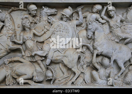 Era imperiale romano. Il bacino di scultura di un dio fiume Arno. Sarcofago. 170-180 d.c. La battaglia. Amazzoni e greci. Musei Vaticani Foto Stock