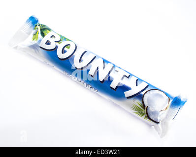 Amman, Giordania - 5 Dicembre 2014: Bounty barra di cioccolato isolato su sfondo bianco. Foto Stock