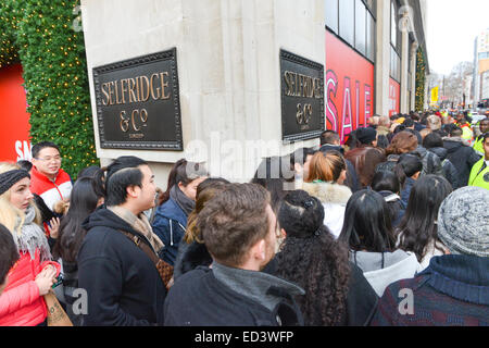 Oxford Street, Londra, Regno Unito. Il 26 dicembre 2014. Code al di fuori di Selfridges come Boxing Day le vendite inizieranno nel West End di Londra. Credito: Matteo Chattle/Alamy Live News Foto Stock