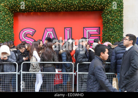 Oxford Street, Londra, Regno Unito. Il 26 dicembre 2014. Code al di fuori di Selfridges come Boxing Day le vendite inizieranno nel West End di Londra. Credito: Matteo Chattle/Alamy Live News Foto Stock