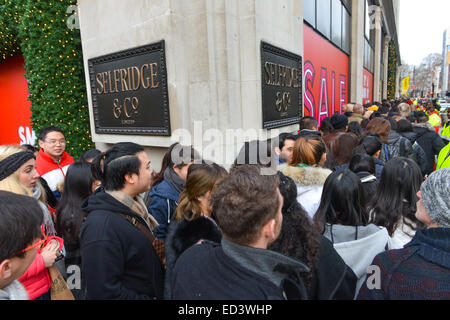 Oxford Street, Londra, Regno Unito. Il 26 dicembre 2014. Code al di fuori di Selfridges come Boxing Day le vendite inizieranno nel West End di Londra. Credito: Matteo Chattle/Alamy Live News Foto Stock