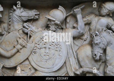 Epoca romana. Il bacino di scultura di un dio fiume Arno. Sarcofago. 170-180 d.c. Scene di Amazzonomachia. Musei Vaticani. Foto Stock