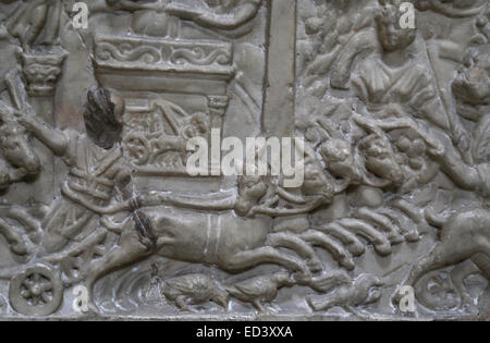 Arte romana. Parte di un pannello frontale di un sarcofago di un bambino con una gara delle bighe nel Circo Massimo. Il marmo. 130-192 secolo D.C. Foto Stock