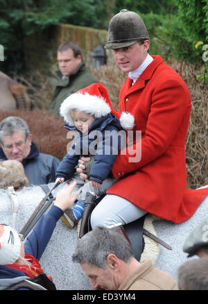 Blandford Forum, Dorset, Regno Unito. 26 dicembre, 2014. Portman Hunt foxhounds soddisfare a Blandford Forum, Dorset, per il loro tradizionale incontro sul Boxing Day 26 dicembre 2014 foto di Charles Gundry maestro di caccia di credito: John Beasley/Alamy Live News Foto Stock