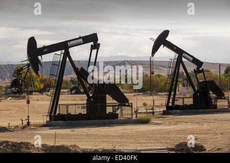 Campi olio vicino a Bakersfield in California's Central Valley, Stati Uniti d'America. Foto Stock