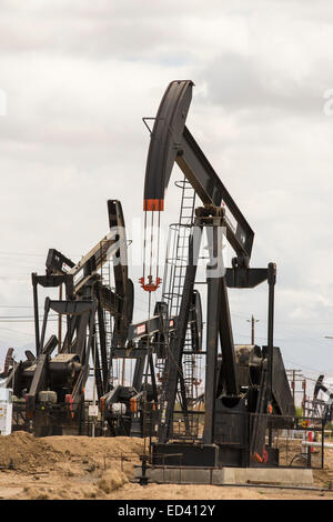 Campi olio vicino a Bakersfield in California's Central Valley, Stati Uniti d'America. Foto Stock