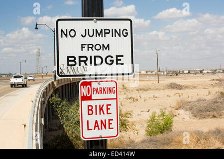 Un no jumping segno accanto all'asciugò il letto del fiume del fiume Kern a Bakersfield, California, Stati Uniti d'America. A seguito di un inedito e quattro anni di siccità, Bakersfield è ora il più arido città negli Stati Uniti. Foto Stock