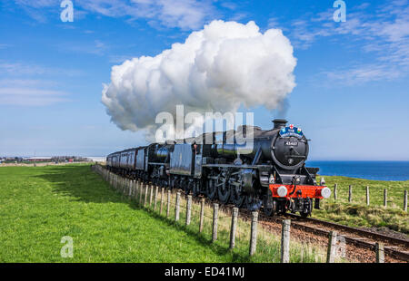 La Gran Bretagna IV collettore doppio treno a vapore con Nero cinque motori 45407 e 44871 a sud di Helmsdale Nord Scozia Scotland Foto Stock