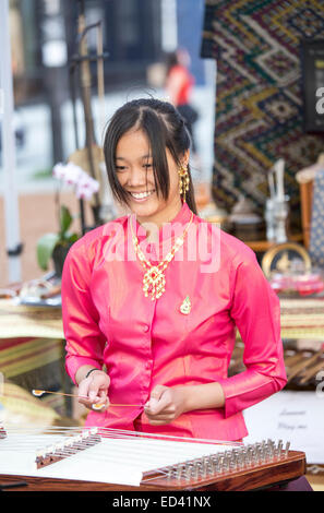 Donna Thai giocando khim, un dulcimer Foto Stock