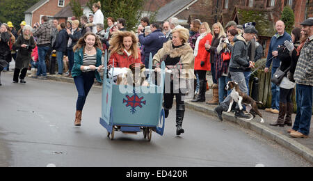 Lewes, Regno Unito. Il 26 dicembre, 2014. Gli abitanti di un villaggio di competere nel loro annuale Boxing Day Pram gara tra i pub in east hoathly nelle vicinanze del Lewes East Sussex. Credito: Jim Holden/Alamy Live News Foto Stock