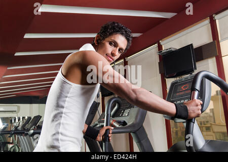 1 indiano uomo sport palestra mulino del battistrada in esecuzione Foto Stock