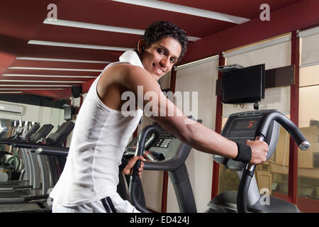 1 indiano uomo sport palestra mulino del battistrada in esecuzione Foto Stock