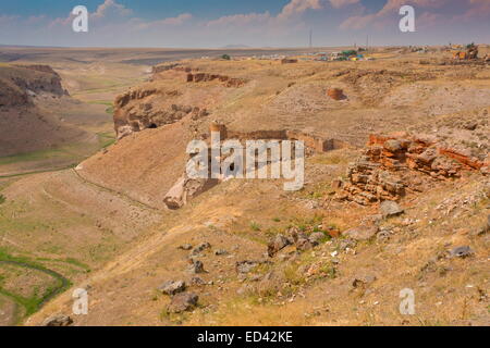 L'arido semi-deserto confine occidentale di Ani, un telecomando rovinato medievale Armena città turca, a nord-est della Turchia Foto Stock