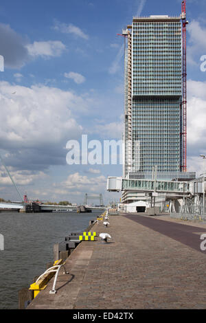 Quasi finito ufficio edificio grattacielo in costruzione presso il river lungomare nel centro di Rotterdam, in Olanda, Antille Foto Stock