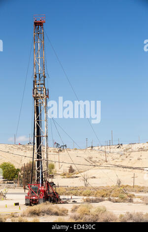 Campi olio vicino a Bakersfield in California's Central Valley, Stati Uniti d'America. Foto Stock