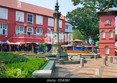 La Piazza Rossa con la fontana e la torre dell orologio nella parte anteriore del Dutch Stadthuys, antica città coloniale hall nella città di Malacca, Malaysia Foto Stock