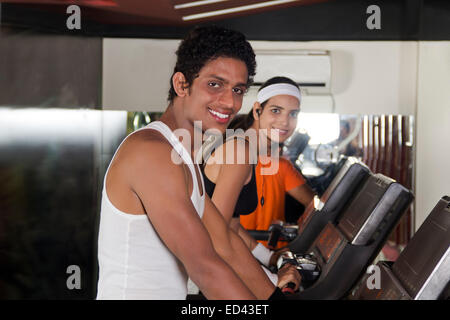 2 sport indiano boy e lady mulino del battistrada in esecuzione Foto Stock