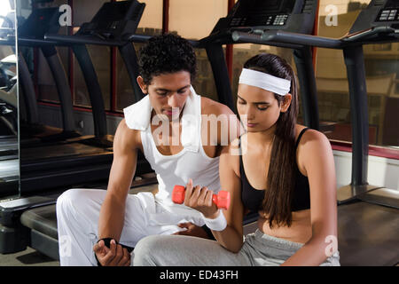 Indian allenatore sportivo e lady Dumbbell esercizio Foto Stock