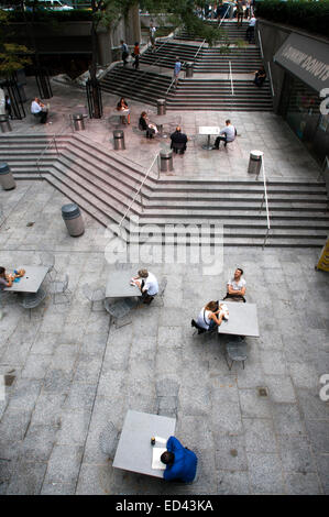 Nella parte inferiore di Citigroup Centre è un luogo perfetto per uno snack caferías , e anche la chiesa luterana di San Pietro con Foto Stock