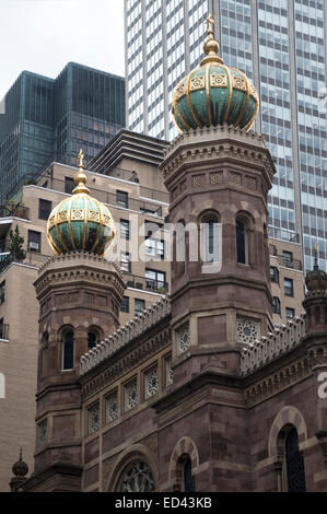 Sinagoga centrale 652 Lexington Avenue e la 55th Street. Telefono 212-838-5122. (Tue-Wed 12:00 alle 2:00 p.m. Wed 24:45 visite guidate). Essa è la più antica sinagoga nella città ancora aperti al pubblico. Il miglior tempio è considerato il neo-stile moresco e fu costruito nel 1872 dall'architetto Henry Fernabach, ma è stata restaurata nel 1999 dopo un grave incendio. Foto Stock