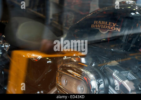 Harley Davidson 883 Sportster Custom con operatori di pace USA scarico a Manhattan shop. La Sportster è una linea di motocicli prod Foto Stock
