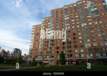 Villaggio Verde, Roosevelt Island, New York, Stati Uniti d'America. Case e appartamenti. Roosevelt Isola della skyline e viste sul fiume, vegetazione lussureggiante e ri Foto Stock