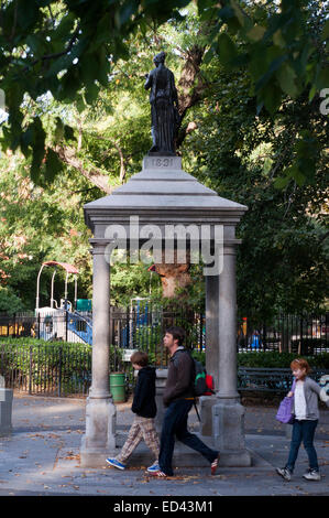 La temperanza statua in Tompkins Square Park di New York. Tompkins Square Park. Tra Avenue A e B e 7 al decimo strade. Questo parco guarda alberi robusti e silenziosa la grande rivolta è iniziata nel 1991 quando la polizia ha tentato di sfrattare i senzatetto e tossicodipendenti centinaia di vivere in essa e demolito il memoriale pergola Wigstock gay festival, causando scontri sanguinosi. Oggi è un buon posto in cui soggiornare all'ombra degli alberi. Vi è una fontana e i bambini possono giocare al loro cuore. Foto Stock