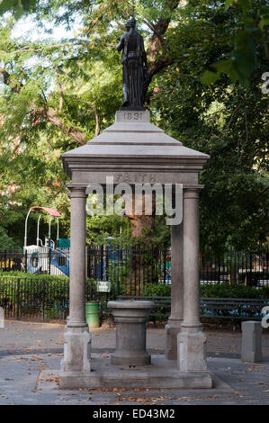 La temperanza statua in Tompkins Square Park di New York. Tompkins Square Park. Tra Avenue A e B e 7 al decimo strade. Questo parco guarda alberi robusti e silenziosa la grande rivolta è iniziata nel 1991 quando la polizia ha tentato di sfrattare i senzatetto e tossicodipendenti centinaia di vivere in essa e demolito il memoriale pergola Wigstock gay festival, causando scontri sanguinosi. Oggi è un buon posto in cui soggiornare all'ombra degli alberi. Vi è una fontana e i bambini possono giocare al loro cuore. Foto Stock