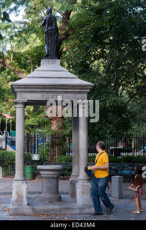 La temperanza statua in Tompkins Square Park di New York. Tompkins Square Park. Tra Avenue A e B e 7 al decimo strade. Questo parco guarda alberi robusti e silenziosa la grande rivolta è iniziata nel 1991 quando la polizia ha tentato di sfrattare i senzatetto e tossicodipendenti centinaia di vivere in essa e demolito il memoriale pergola Wigstock gay festival, causando scontri sanguinosi. Oggi è un buon posto in cui soggiornare all'ombra degli alberi. Vi è una fontana e i bambini possono giocare al loro cuore. Foto Stock