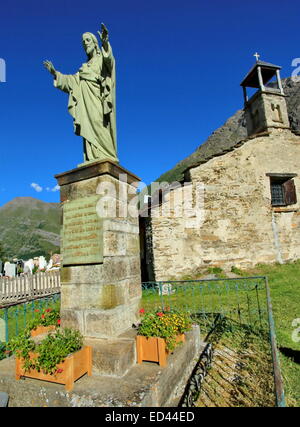 Statua di Gesù accanto alla vecchia chiesa e cimitero di Bessans, Francia Foto Stock