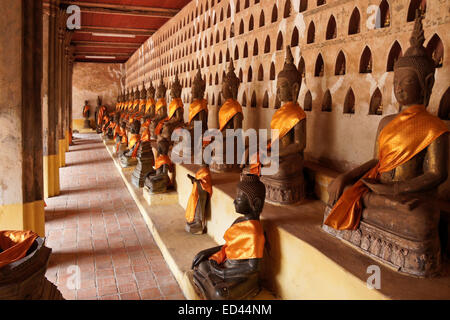 Righe di immagini del Buddha a Wat Si Saket, Vientiane, Laos Foto Stock