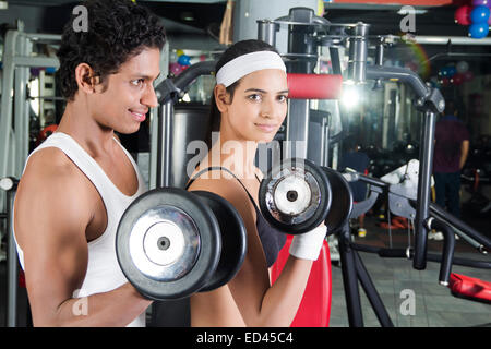 2 indiano amici sportivi palestra Body Building Foto Stock