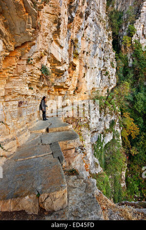 Il percorso mozzafiato, appesa sopra una rupe di centinaia di metri al di sopra di Vikos, vicino a Agia Paraskevi monastero, Zagori. Foto Stock