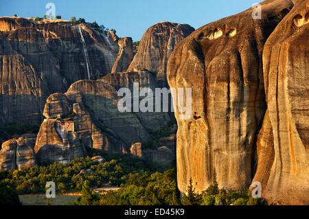 Meteora, Agios Nikolaos Anapafsas monastero cercando, così piccolo di fronte a enormi rocce. Esso si trova in Tessaglia, Grecia Foto Stock