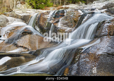 Fase scende lungo Wight Brook nella fase scende Nature Preserve a Newry, Maine, Stati Uniti d'America durante i mesi autunnali. Foto Stock