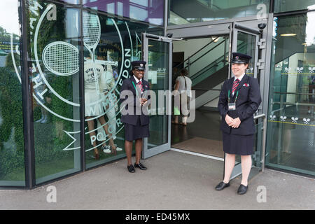 24.06.2014. Il torneo di Wimbledon Tennis Championships 2014 tenutosi presso il All England Lawn Tennis e Croquet Club di Londra, Inghilterra, Regno Unito. Vista generale. Protezioni di sicurezza all'entrata al centro della Corte suites ospitalita'. Foto Stock