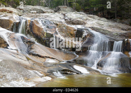 Fase scende lungo Wight Brook nella fase scende Nature Preserve a Newry, Maine, Stati Uniti d'America durante i mesi autunnali. Foto Stock