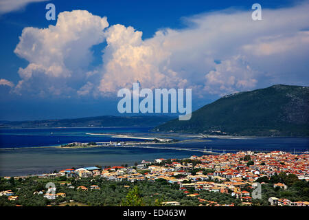 Vista di Lefkada ("Lefkas') città da Panagia Pefaneromeni monastero. Isola di Lefkada island, Mar Ionio ("Eptanisa'), Grecia Foto Stock