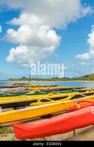 Canoe Outrigger sulla riva della baia di Maunalua su Oahu, Hawaii Foto Stock