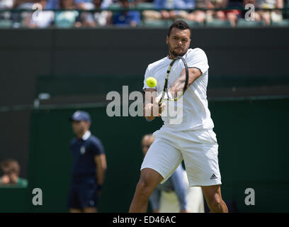 24.06.2014. Il torneo di Wimbledon Tennis Championships 2014 tenutosi presso il All England Lawn Tennis e Croquet Club di Londra, Inghilterra, Regno Unito. Jurgen MELZER (AUT) (indossando pac) v Tsonga Jo-Wilfried (FRA) [14]. Foto Stock