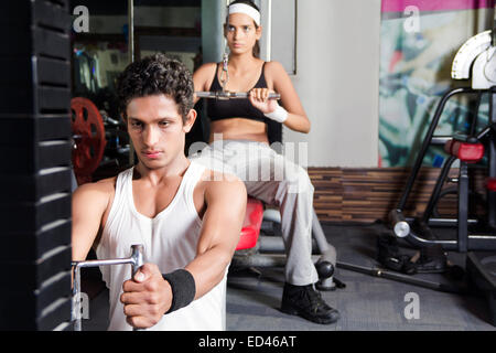 2 indiano amici sportivi palestra Body Building Foto Stock