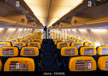 L'interno dell'aeromobile. Cabina vuota dell'aereo. File di sedili  passeggeri con schermi nei poggiatesta Foto stock - Alamy