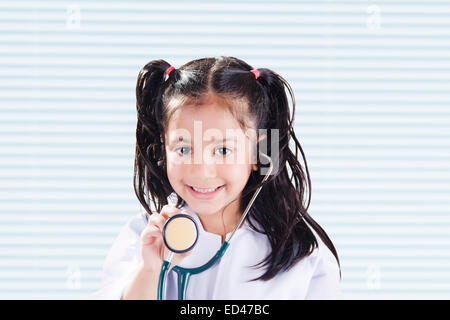 1 bambino indiano ragazza medico Foto Stock