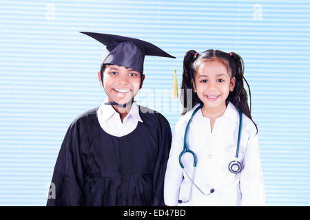 2 bambini indiani medico e avvocato Foto Stock